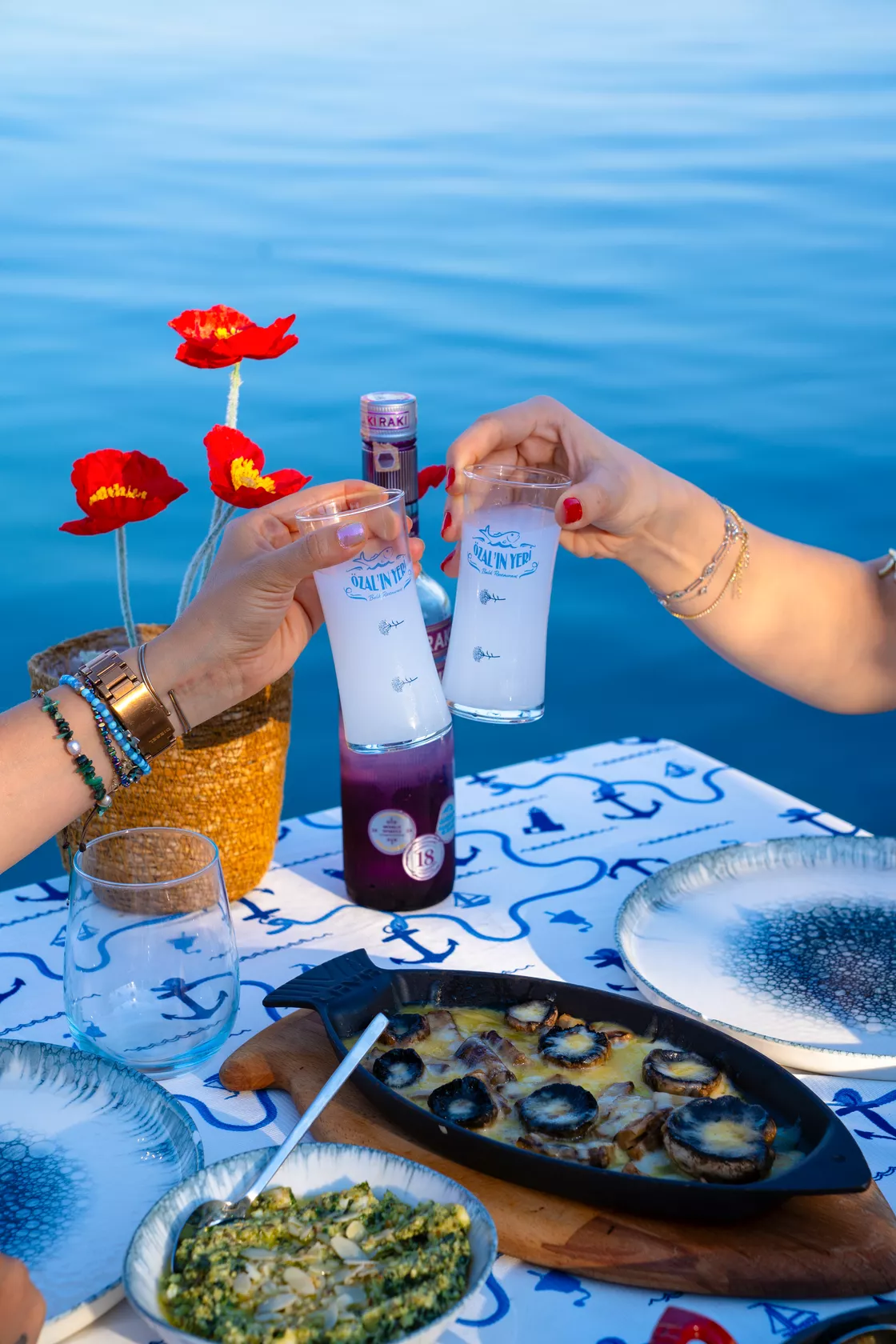 Deniz kenarı aile sofrası — rezervasyon